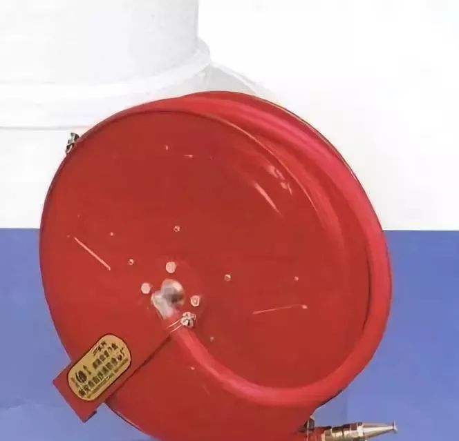 室內消火栓箱內一般應配置什么？